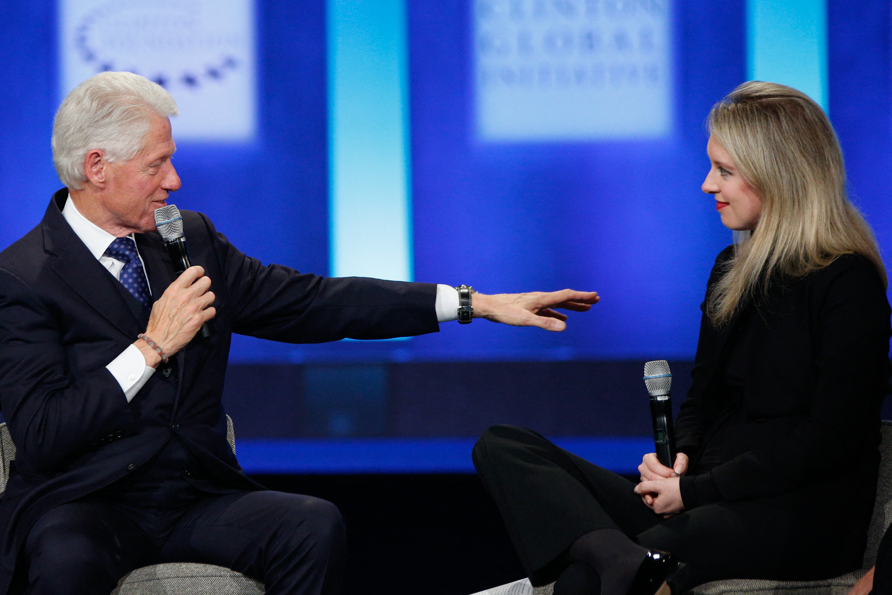 29/09/2015, l'ex-président américain Bill Clinton et Elizabeth Holmes lors de la session de clôture de la Clinton Global Initiative 2015, à New-York