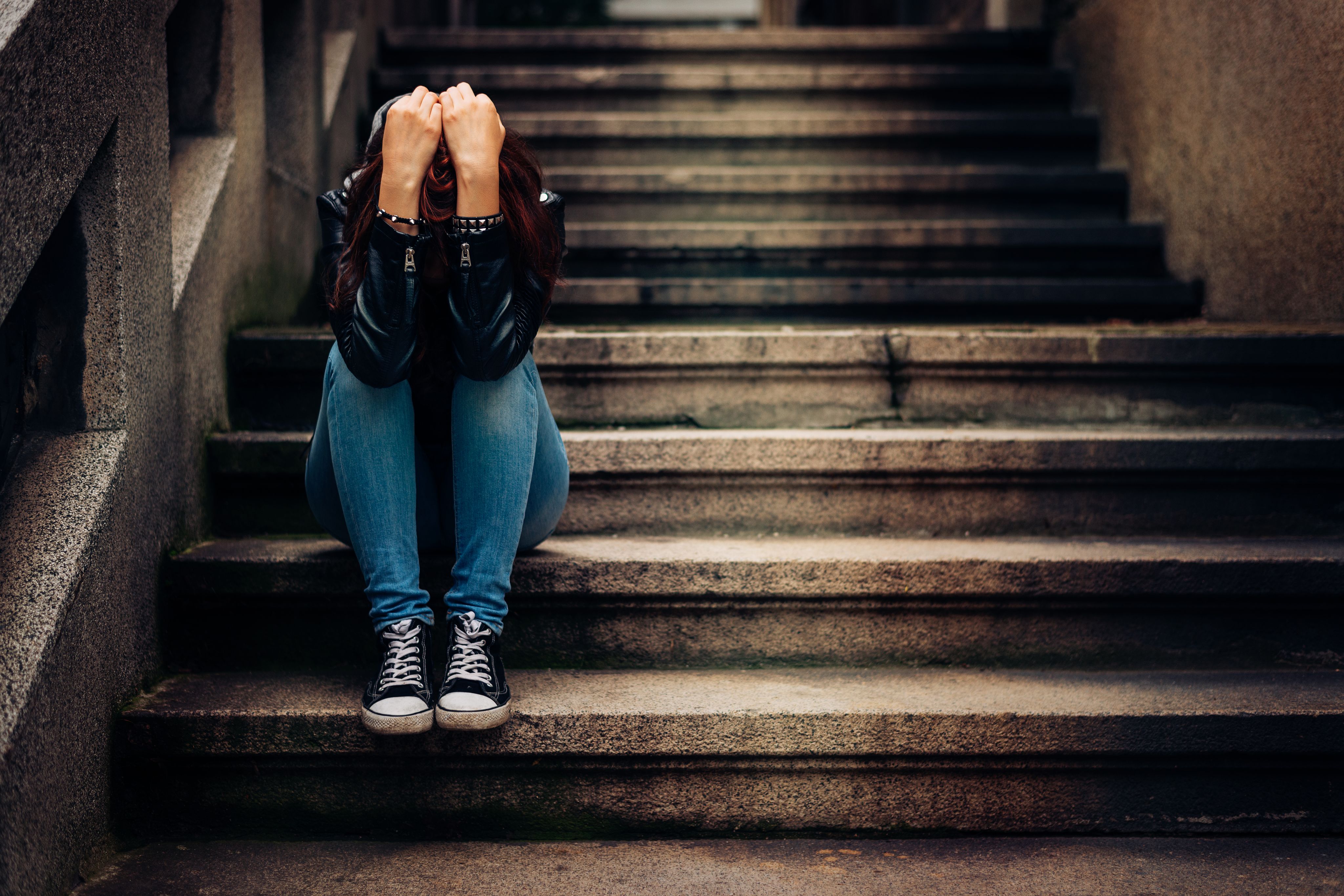 Adolescente seule assise sur des marches