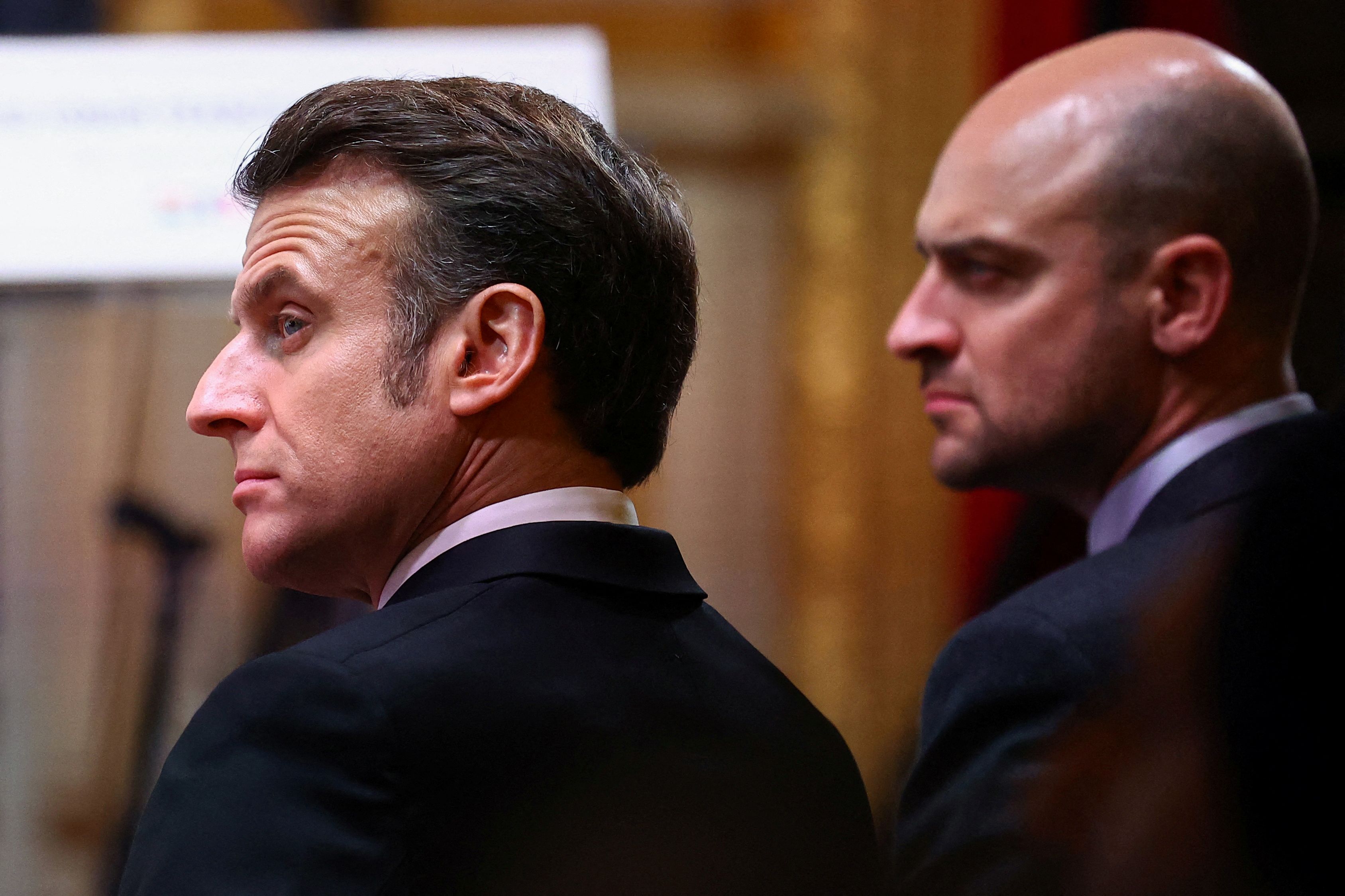 Le président français Emmanuel Macron et son ministre des Affaires étrangères Jean-Noël Barrot, à Paris le 11/02/2025.