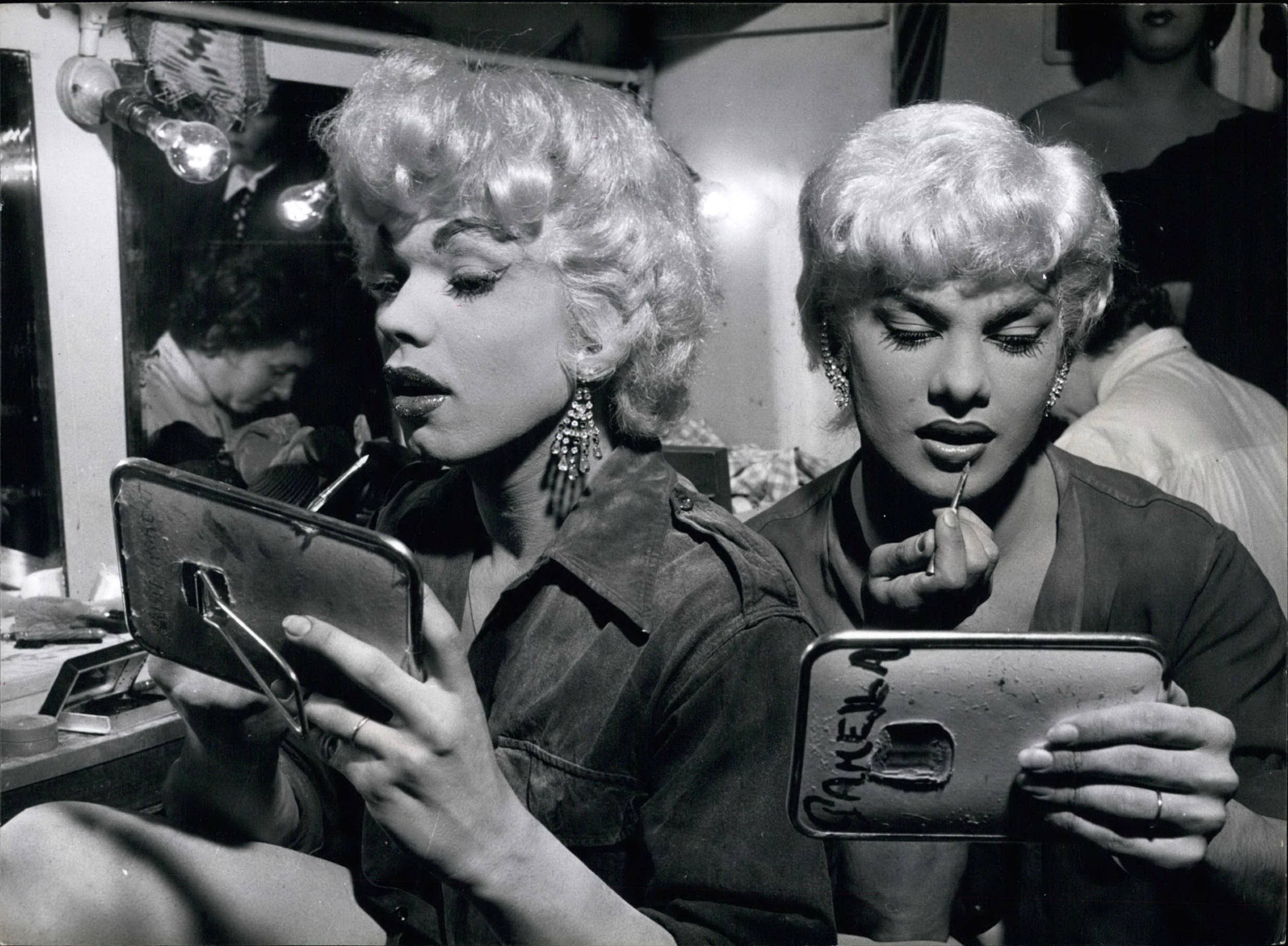 Dana Worth and Robert Franoas dans les coulisses de Madame Arthur