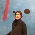 fanny leroy devant une toile de Miro