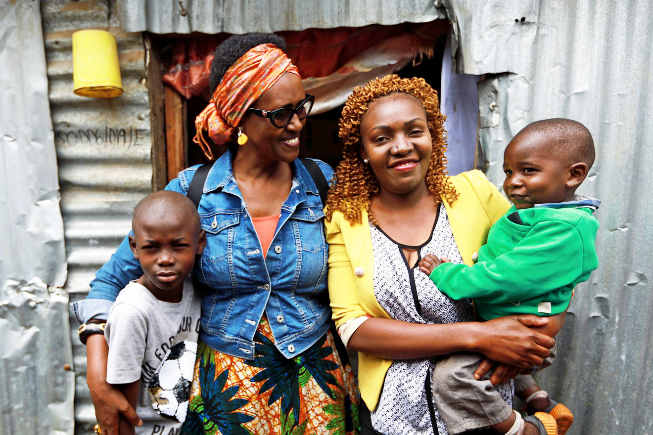 On the eve of the launch of UNAIDS’ new report, Power to the people, Ms Atieno told the UNAIDS Executive Director, Winnie Byanyima, how much her work means to her. Ms Atieno poses for a photo with her 2 sons and UNAIDS Executive Director, Winnie Byanyima.