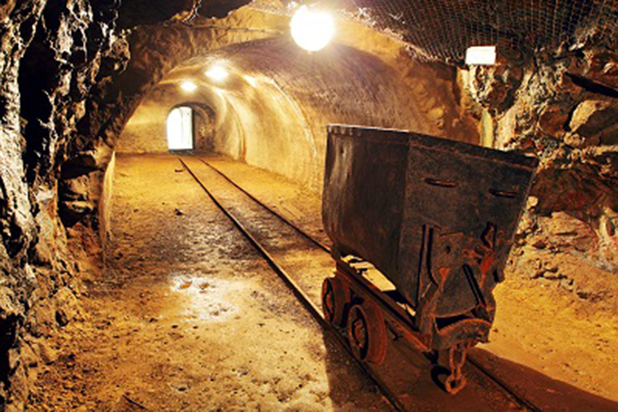Underground cart in copper mine. Photo: ©TTstudio / UNCTAD Underground cart in copper mine.