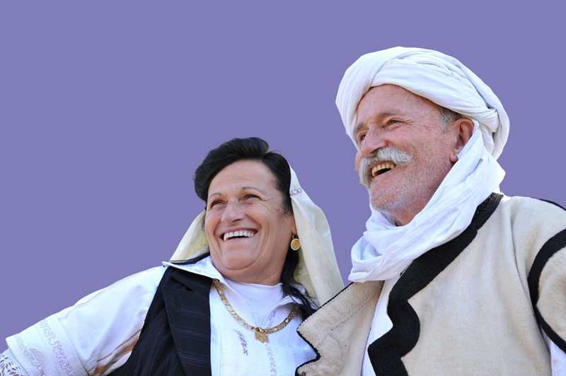 An elderly farmer in South Sudan, rebuilding homes after an emergency, holds seeds distributed by the FAO. Credit: ©FAO/Lieke Visser