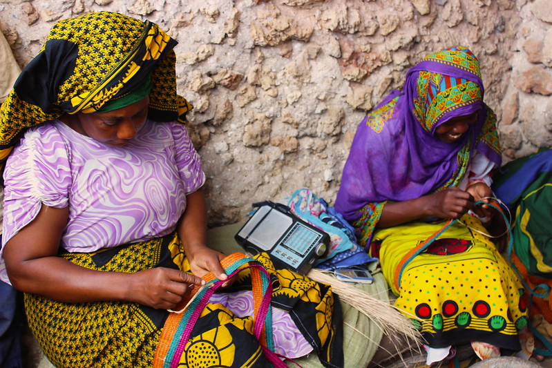 Deux femmes écoutent la radio