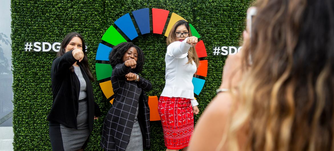 © UN Photo/Laura Jarriel. Participants show their support for the Sustainable Development Goals.