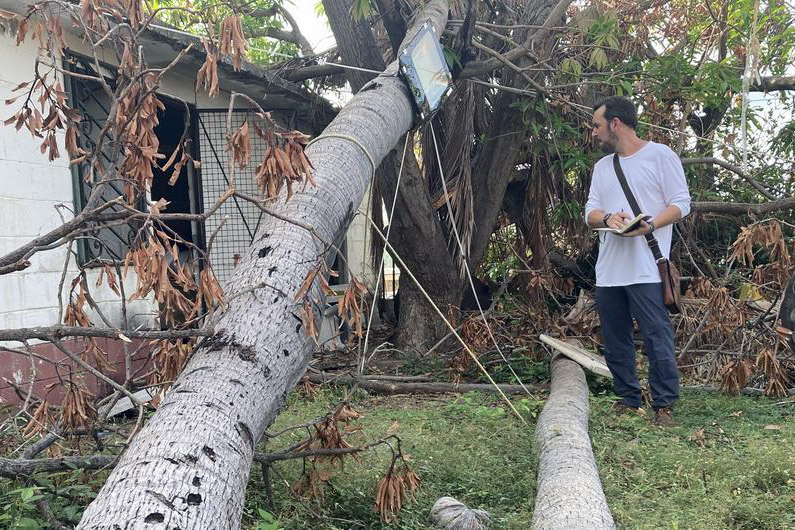 foto del El periodista Carlos Carabaña trabajando en un reportaje.
