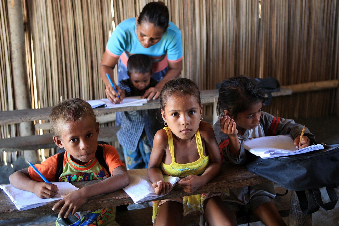 Cuatro niños y una profesora en una escuela de Timor Leste.