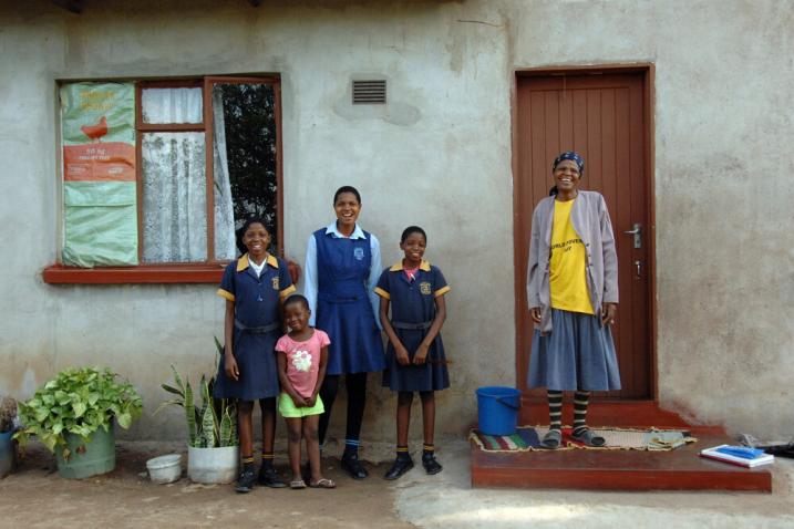 Lien vers le site du FIDA Une famille pose devant sa maison au Swaziland