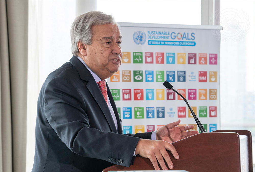 A photograph showing the SG speaking at a lecturn