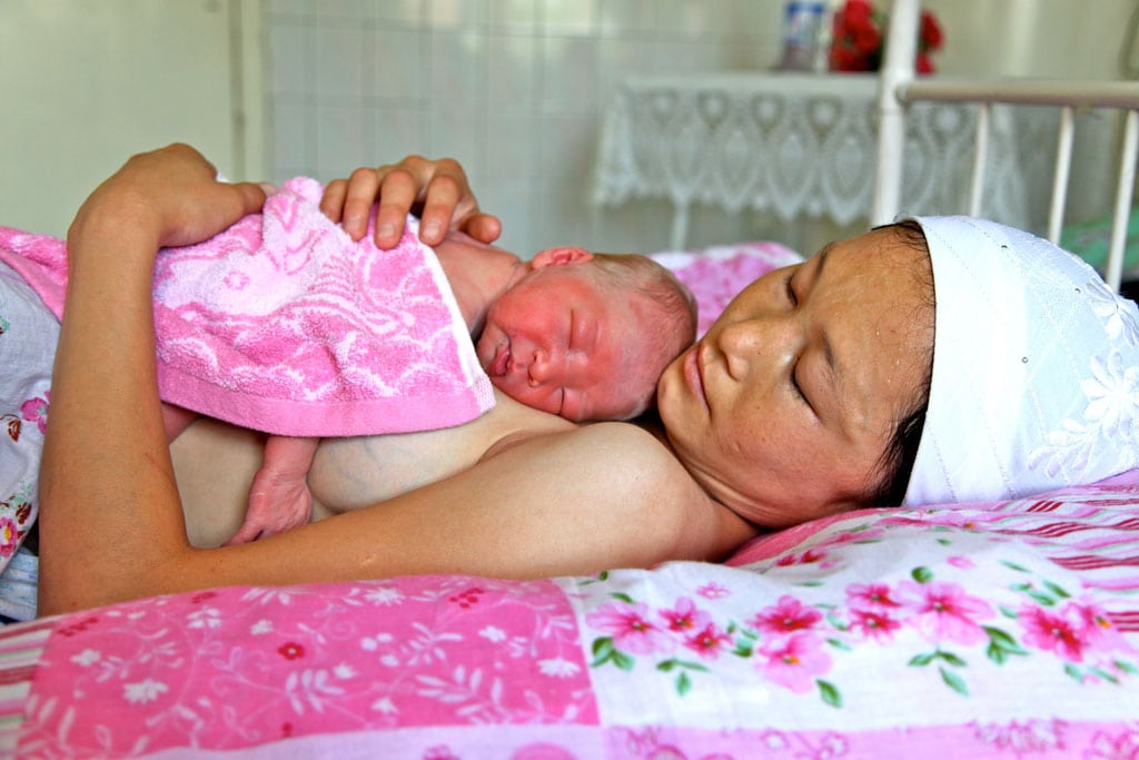 Una madre y su bebé recién nacido en Uzbekistán. Foto: UNICEF / Giacomo Pirozzi