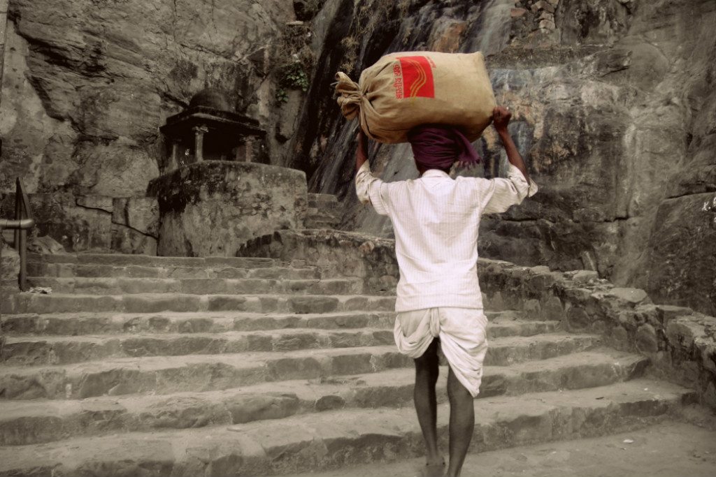 Cartero en una zona rural de la India. Foto: Coomaar.N.Carthik. Cortesía de Photoshare.